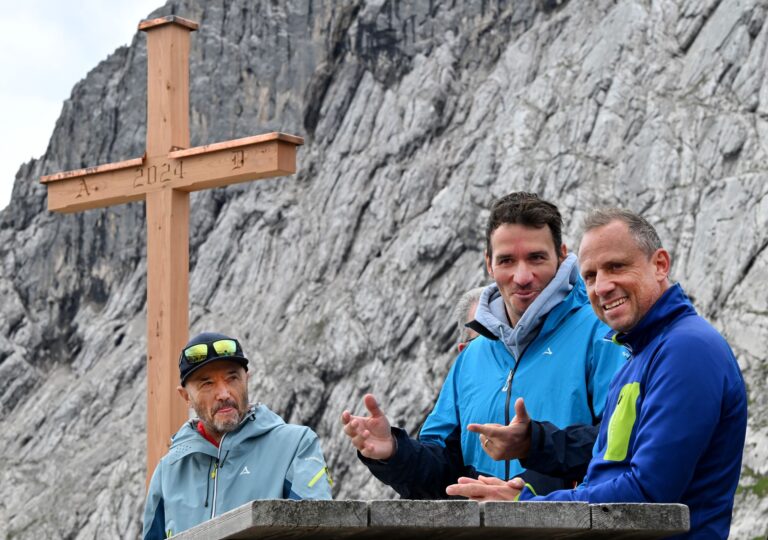 Christian und Felix Neureuther mit Umweltminister Glauber am Fuß der Alpspitze. Foto: Peter Kneffel/dpa