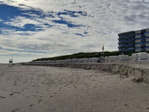 Am Hauptstrand wurde Sand bis zu den Strandkörben weggespült.