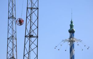 Besucher des Freizeitparkes Allgäu Skyline Park sitzen in dem Fahrgeschäft «Sky Shot» und dem Flugkarussell «Allgäuflieger». Der Freizeitpark feiert derzeit sein 25-jähriges Jubiläum.