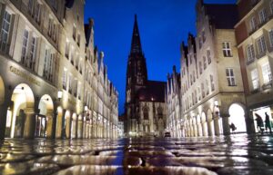 In Münster verdunkelt die Stadt zur «Earth Nigth» am Freitag das Rathaus. (Archivfoto)