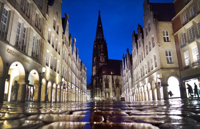 In Münster verdunkelt die Stadt zur «Earth Nigth» am Freitag das Rathaus. (Archivfoto) Foto: picture alliance / Martin Gerten/dpa