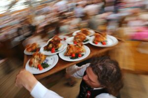 Wirte wollen die Chancen zu mehr Ökoprodukten - etwa Bio-Hendl -  auf dem Oktoberfest prüfen. (Archivfoto)