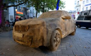 Die Nachbildung eines SUV aus kompostierbarem Material der Künstlerin Folke Köbberling ist bei der Eröffnung der Installation «Mash & Heal» zu sehen.