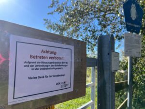 Ein Schild am Zugang zu einem Deich auf Sylt weist darauf hin, dass der Zutritt wegen der Blauzungenkrankheit gesperrt ist.