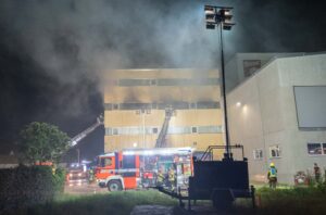 Knapp drei Tage nach Ausbruch wurde der Brand in der Fabrik gelöscht. Mehrere Hundert Feuerwehrleute waren im Einsatz. (Archivbild)