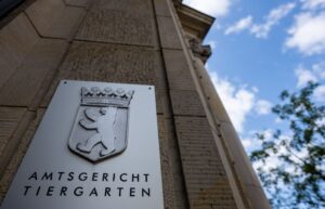 Ein 20-Jähriger muss sich wegen mehrerer Aktionen in Schleswig-Holstein vor dem Amtsgericht Tiergarten in Berlin verantworten.