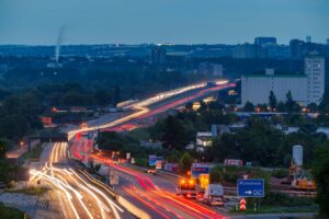 An einer Baustelle nahe der Autobahnbrücke wurde Schadstoff entdeckt (Archivfoto).