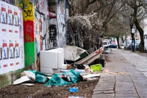 Müll liegt an einer Straße in Berlin. (Symbolbild)