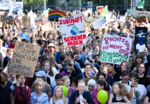 Hunderte Menschen demonstrieren bei Fridays for Future in Niedersachsen und Bremen