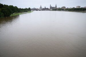 Dresden ruft eine höhere Warnstufe aus - der Wasserstand steigt weiter an.