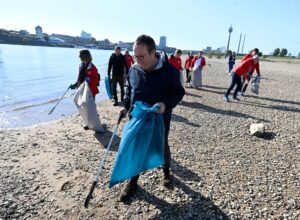 Sammelt mit weiteren Zehntausenden bundesweit Müll entlang der Flüsse: NRW-Umweltminister Oliver Krischer beim «Rhine Clean Up».