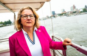 Bundesentwicklungsministerin Svenja Schulze auf einer Barkasse in Hamburg.