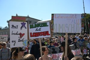 In Jena demonstrierten rund 400 Menschen für den Klimaschutz.