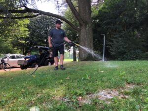 Eine Lösung mit Fadenwürmern wird in einem Park verspritzt.