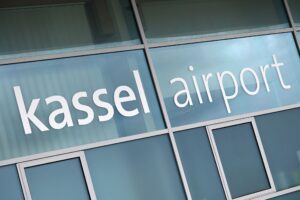 Aktivisten der Letzten Generation haben die Fassade des Terminals am Kassel Airport beschmiert. (Archivbild)