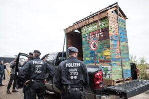 Das Bretterhaus auf dem Weg zu einer Demo am Hambacher Forst (Archivfoto)