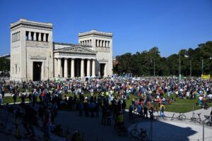 Angesichts des sogenannten globalen Klimastreiks gehen die Teilnehmer von Fridays for Future am Freitag in vielen Städten Bayerns für mehr Klimaschutz auf die Straße.