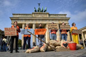 Klimaaktivisten der Letzten Generation haben mit Sandsäcken vor dem Brandenburger Tor in Berlin demonstriert.