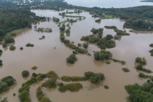 Die Hochwasserlage bleibt angespannt. Die Lausitzer Neiße trat in Sachsen südlich von Görlitz über die Ufer.