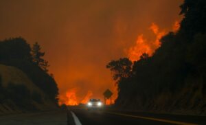 In Kalifornien brennt ein sich schnell ausbreitendes Feuer unkontrolliert.