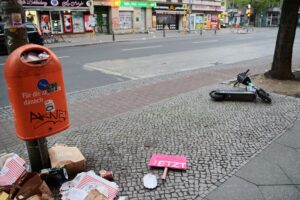 27.000 Mülleimer gibt es in Berlin - überfüllt sind sie manchmal trotzdem.