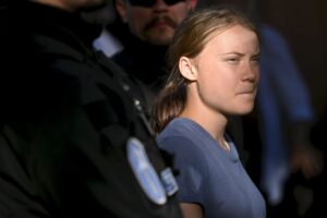 Greta Thunberg - hier bei einer Demonstration in Finnland - ist Berichten zufolge in Dänemark festgenommen worden. (Archivbild)