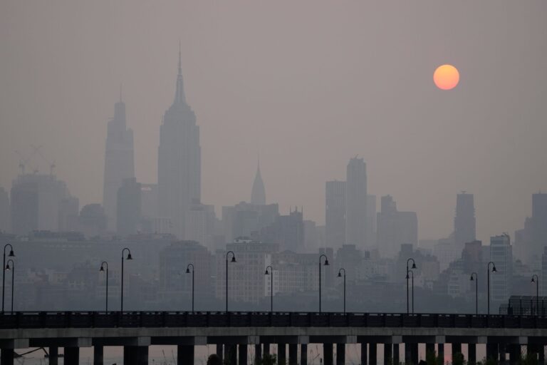 New York lag wegen der Waldbrände in Kanada im Juni unter einer Dunstglocke. (Archivbild) Foto: Seth Wenig/AP/dpa