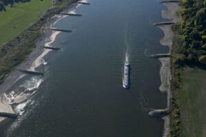 Die Umweltschutzorganisation Greenpeace hat in Proben aus dem Rhein erneut Plastikpartikel im Wasser entdeckt. (Archivfoto)