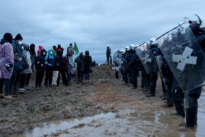 Polizisten stehen Demonstranten am Rande des Braunkohletagebaus bei Lützerath gegenüber (Archivfoto)