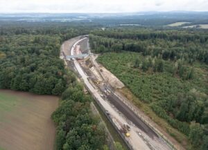 Noch laufen Bauarbeiten an der Autobahn 49 durch den Dannenröder Forst nahe Homberg/Ohm. Zum Start vor vier Jahren hatte es massive Proteste von Umweltschützern gegeben. Noch vor dem Jahresende soll der Lückenschluss der Autobahn für den Verkehr freigegeben werden. Foto Produktion