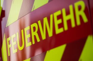 Feuerwehrleute errichteten in Lichtenstein eine Ölsperre. (Symbolbild)