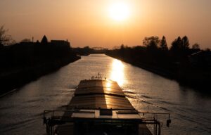 Frachtschiff in der Abendsonne: Der Bund wird den Ausbau des Cuxhavener Hafens mit 200 Millionen Euro fördern. (Symbolbild)