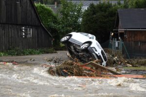 Die Hochwasserlage spitzt sich auch in Tschechien weiter zu: Eine Wasserwelle des Flusses Bilé richtet enormen Schaden an.