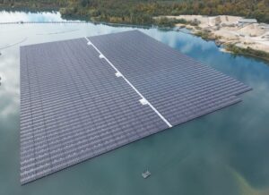 Die mehr als 27.000 Solarmodule bedecken auf dem Philippsee gut 8 Hektar Fläche. (Foto aktuell).