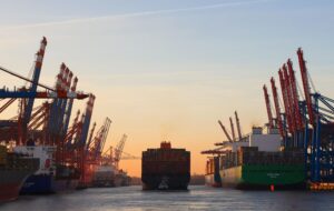 Ein Containerschiff verlässt den Hamburger Hafen.