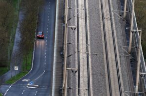 Das Auto bleibt in den nächsten Jahren das dominierende Verkehrsmittel. (Archivbild)