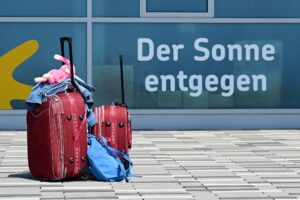 «Der Sonne entgegen», heißt es am Kassel Airport. Doch er wird wenig genutzt und von Klimaschutz-Aktivisten kritisiert. (Archivbild)