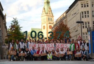 Insgesamt 106.374 Unterschriften hat die Volksinitiative «Hamburger Zukunftsentscheid» dem Landeswahlamt übergeben.