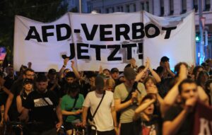 Nicht nur einige Politiker sprechen sich dafür aus, ein AfD-Verbotsverfahren zu prüfen, sondern auch Demonstranten fordern es immer wieder. (Archivbild)