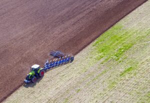 Bauern bestellen ihre Felder und halten Vieh. Doch wird von der EU auch der Einsatz für den Umwelt- und Klimaschutz honoriert. (Symbolbild)