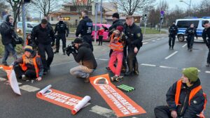 Im Zusammenhang mit Protestaktionen unter anderem der «Letzten Generation» sind in Sachsen-Anhalt 38 Ermittlungsverfahren eingeleitet worden. (Archivbild)