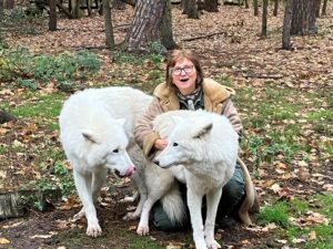 Ein Bild aus glücklichen Tagen: «Wolfsmutter» Marion Ebel mit ihren beiden Lieblingen Aslan und Monja. Als letzte Überlebende des Rudels ist nun Monja (rechts) gestorben. (Archivfoto)