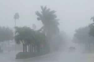 Polizei patrouilliert durch die Straßen von Cape Coral, während heftige Regenfälle als Vorboten des Hurrikans «Milton» niedergehen.