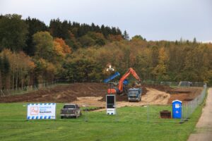 Noch steht der Bohrturm nicht. Doch das ist nur eine Frage der Zeit. Aus Sicht eines neuen Rechtsgutachtens hätte Bayern die geplante Gas-Bohrung im Landkreis Landsberg am Lech sehr wohl verhindern können. (Archivbild)