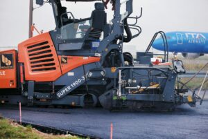 Fraport testet das neue Material zunächst auf dem Vorfeld in einer 200 Meter langen Sackgasse. (Handout)