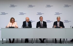 Unternehmer Michael Otto (rechts) spricht auf der Hamburger Nachhaltigkeitskonferenz.