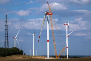 Windräder statt Kohle- und Gaskraftwerke. Auch mit dem Ausbau der Ökostrom-Produktion wollen die Grünen in Mecklenburg-Vorpommern das Klima schützen. (Archivbild)