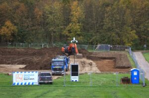 Hinter den Bauzäunen wird gebaggert - der Bohrturm soll aber erst im ersten Quartal 2025 folgen.