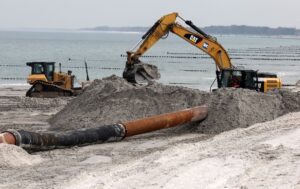 Sturmfluten setzen den Ostseestränden massiv zu, denn Strand und Dünen wieder herzurichten, ist teuer. (Archivbild)