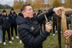 Jonas Müller, Spieler der Eisbären Berlin, pflanzt bei der Eröffnung des «Berliner Fame Forests» einen Baum.